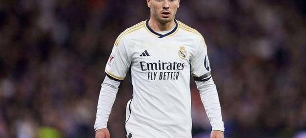 世界杯竞彩-英超冬季转会窗口最新动态解析：热刺盯上皇马边锋，曼联关注米堡新星