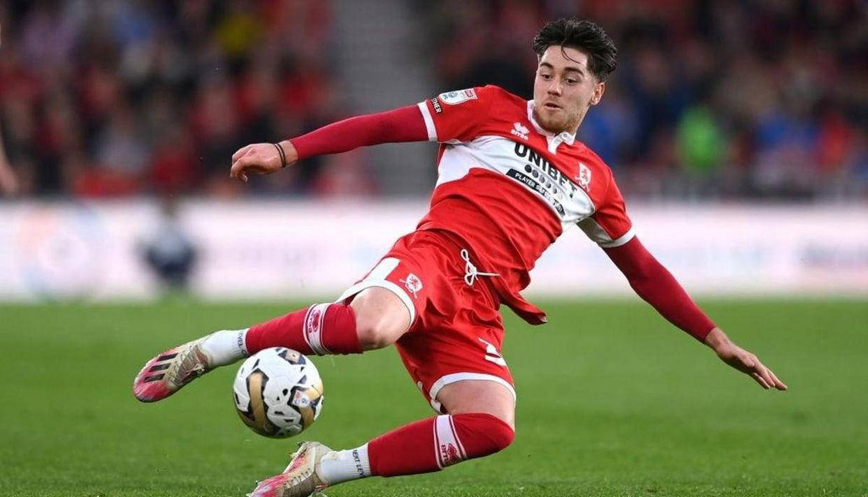 世界杯预测-英超冬季转会窗最新动态:热刺锁定皇马边锋,曼联紧盯米堡潜力新星